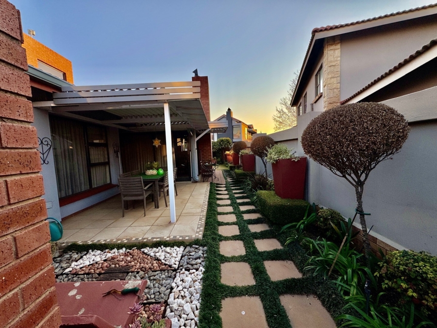 3 Bedroom Property for Sale in Van Der Hoff Park North West